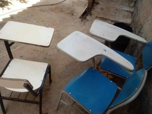 Vende-se  3 cadeiras escolares 