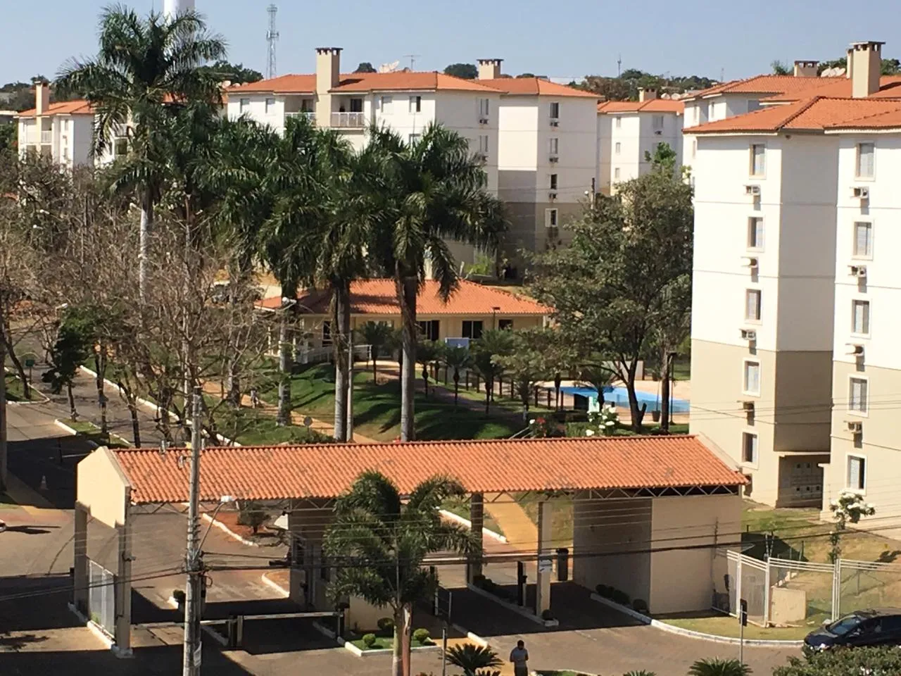 Alugo sobrado completamente mobiliado com 2 quartos sendo 1 suíte no Res. Recanto Praças 2