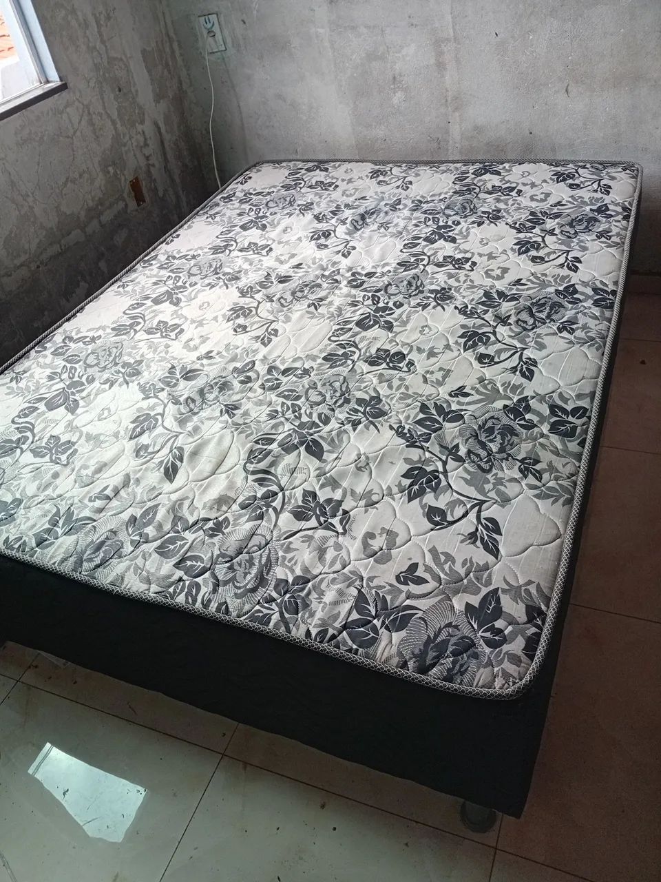 Cama de casal bem conservada.65171916280962122