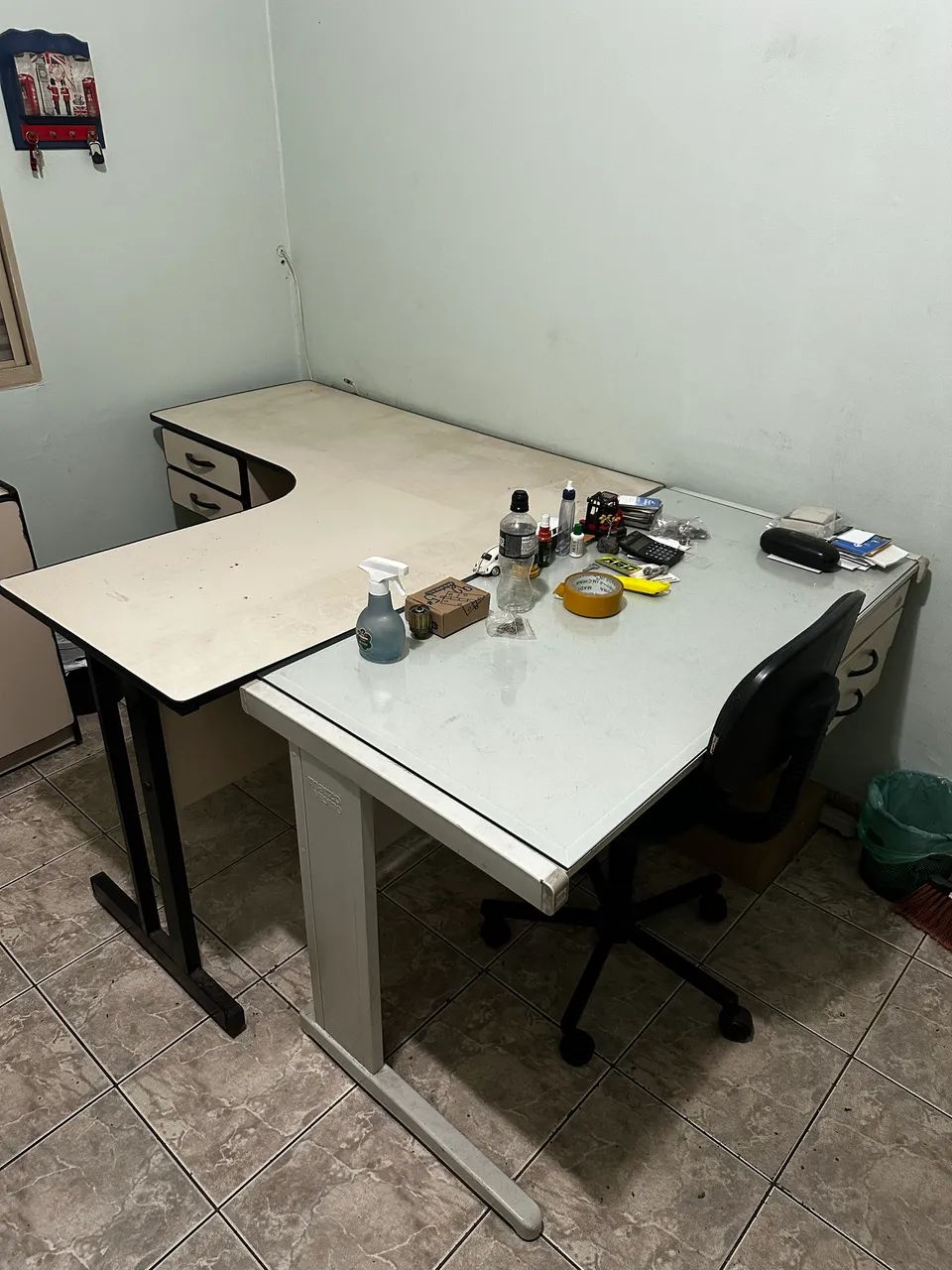 5 Mesas para escritório com 1 armário  - Foto 2