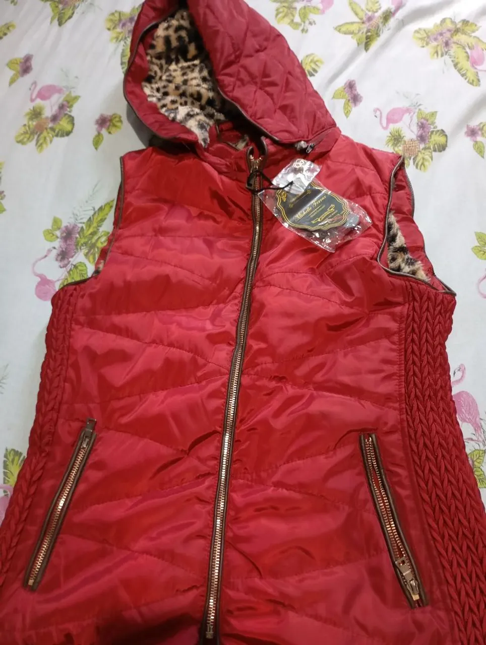 Colete feminino vermelho com capuz e detalhes