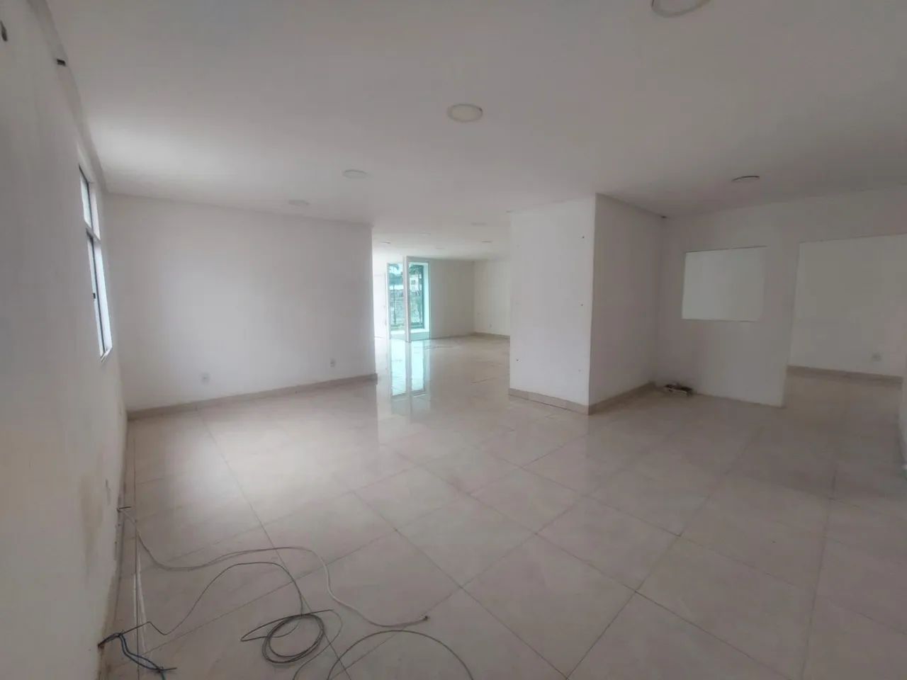 Sala comercial no 1º andar com 110m² no blindex - Na Constantino Nery - Foto 7