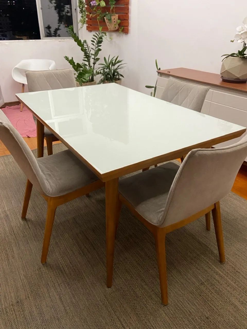 Mesa 140 x 90 com 4 cadeiras 