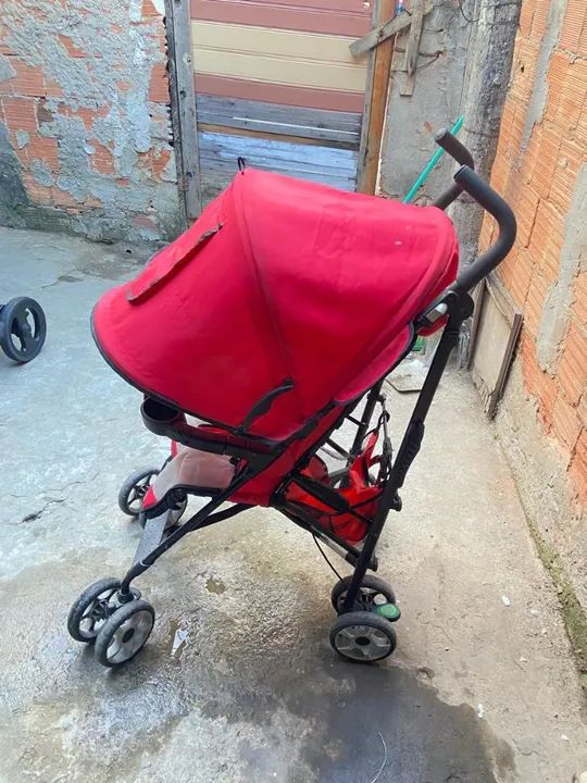 Carrinho de Bebê Vermelho borigoto valor 230 reais 