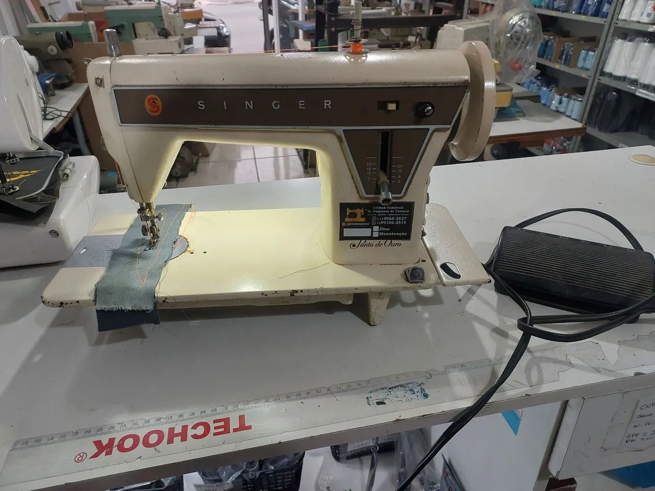 Máquina de costura singer ponto de ouro motor 110v e lâmpada led - Foto 3