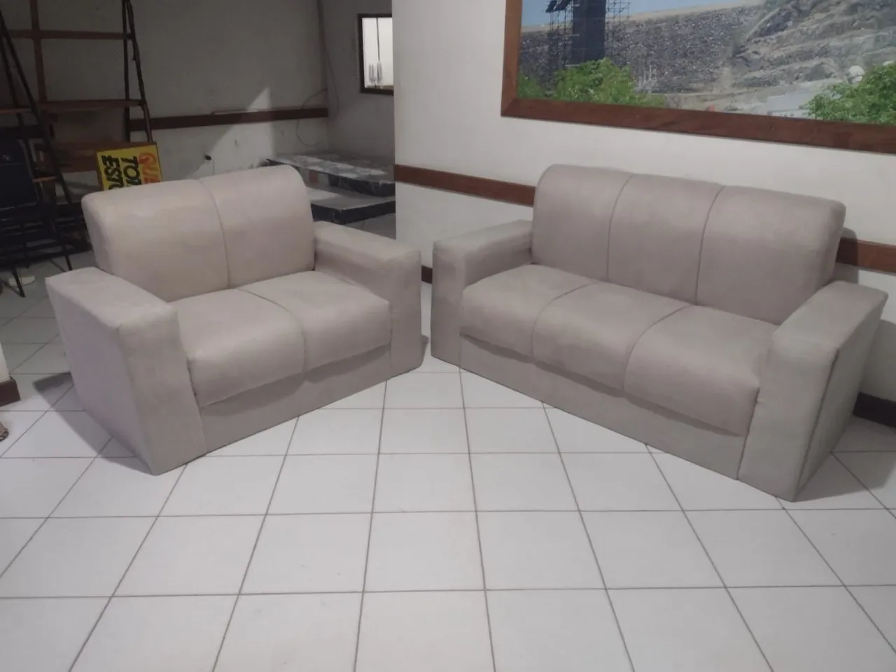 Conjunto de Sofá 2 e 3 lugares em tecido cinza claro