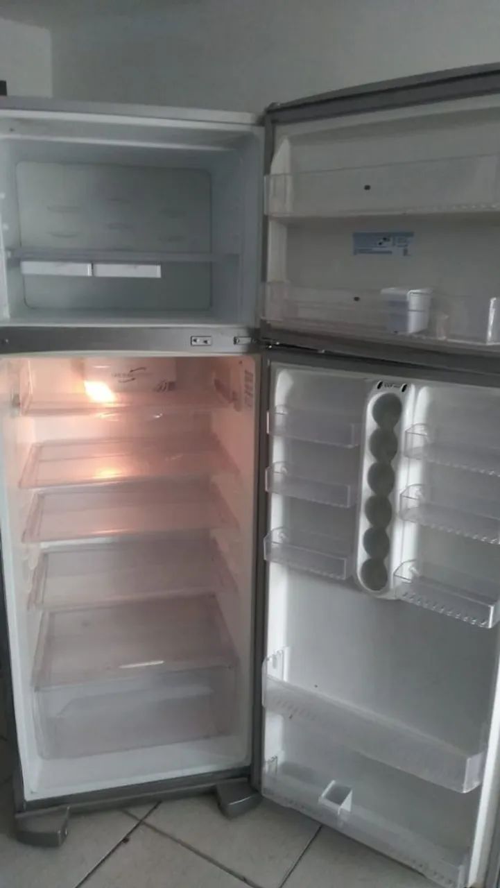 Geladeira Electrolux com porta latas bem grande bonita posso entregar  - Foto 2