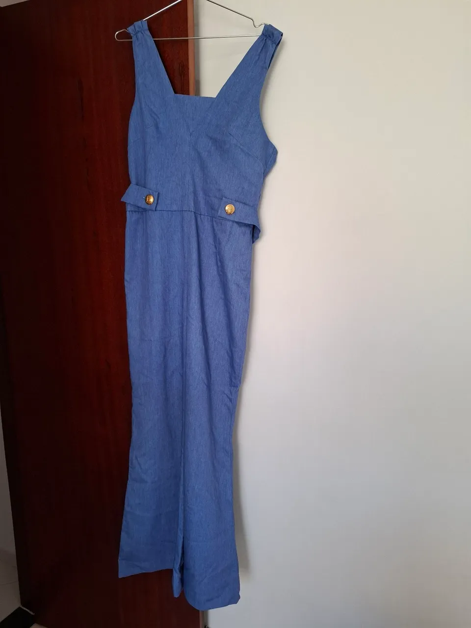 Macacão Jeans Azul com Detalhes Dourados