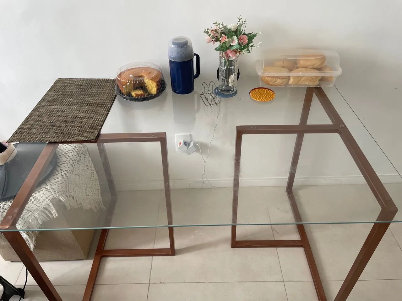 Mesa de vidro com estrutura de metal64842834942337121