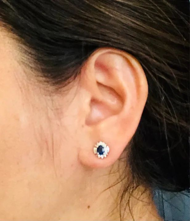 Brincos de safira com diamantes e ouro branco 