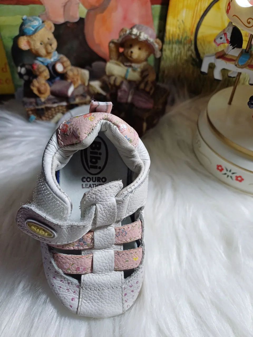 Sapato Bibi em couro legítimo semi-novo, brancas com detalhes florais - Foto 5