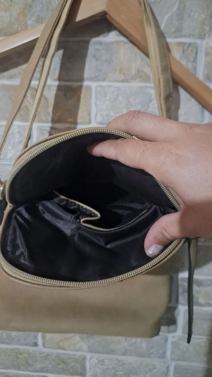 Bolsa bege em material sintetico nova e com compartimento secreto  - Foto 5