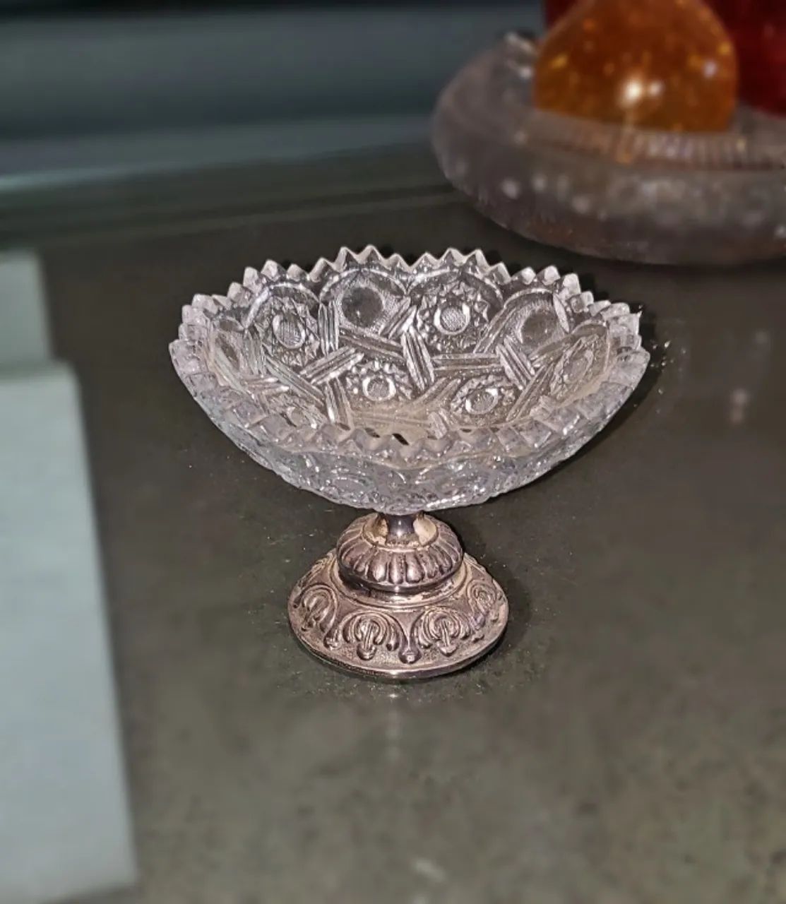 Antiguidade - centrinho de mesa lapidado em cristal e base clássica em metal - Foto 5