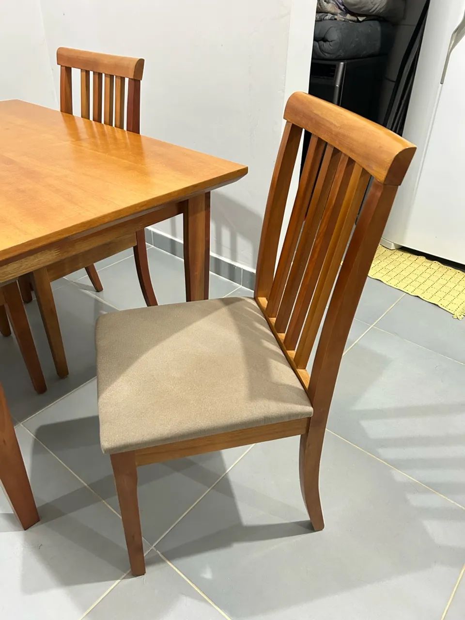 Mesa de madeira maciça + 4 cadeiras ? conjunto completo - Foto 3