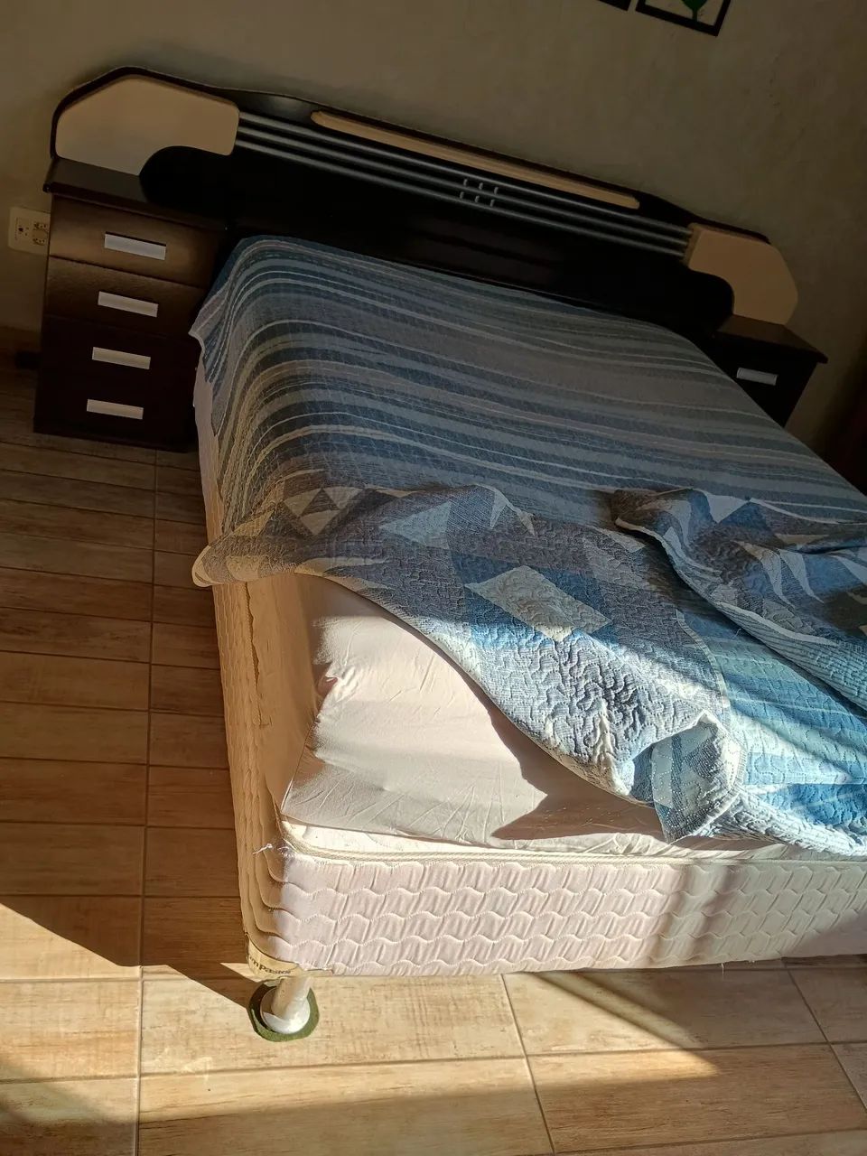Vendo cama box de casal com cabeceira em ótimo estado. - Foto 2