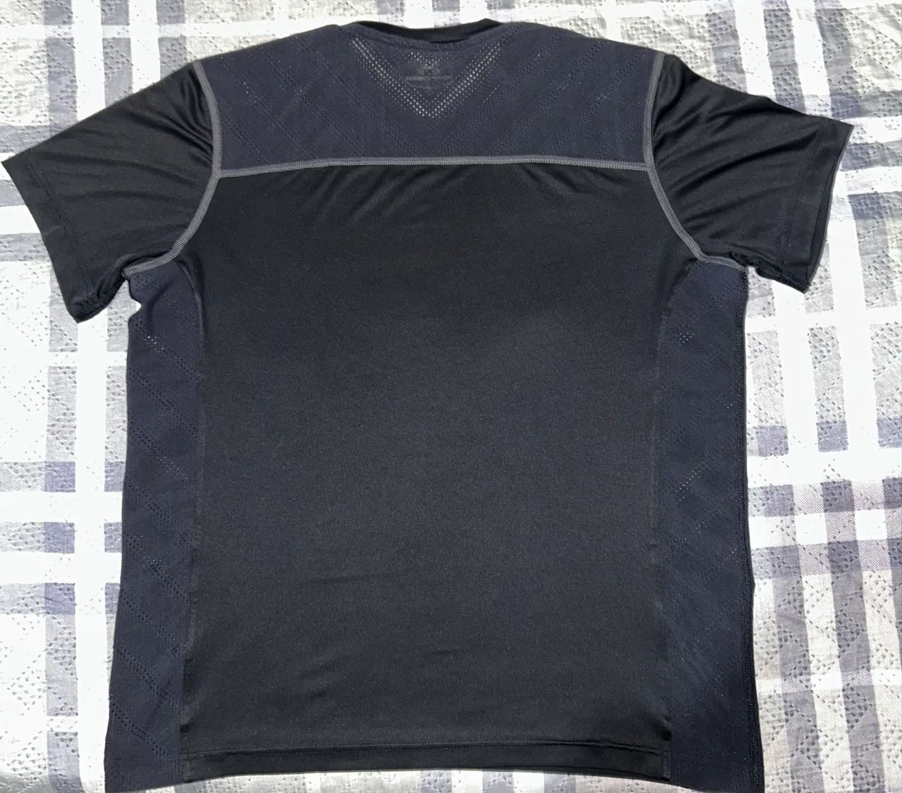 Camisa preta da Under Armour  - Foto 2