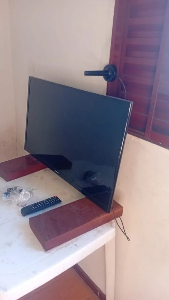 TV Samsung 32 polegadas + controle e suporte