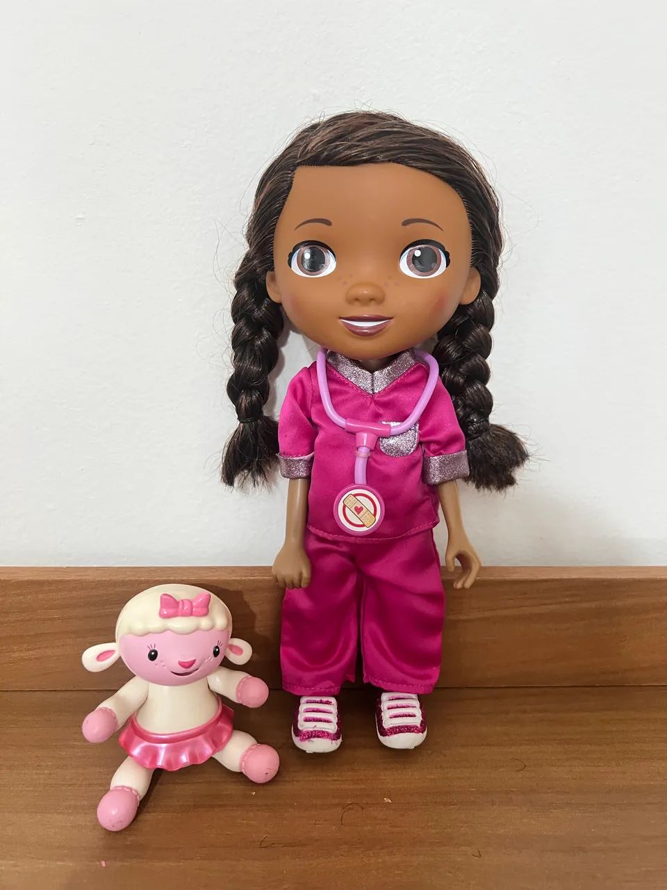 BONECA DRA BRINQUEDOS COM SUA ASSISTENTE LAMBIE - ANDA QUANDO SEGURAMOS SUA MÃO 