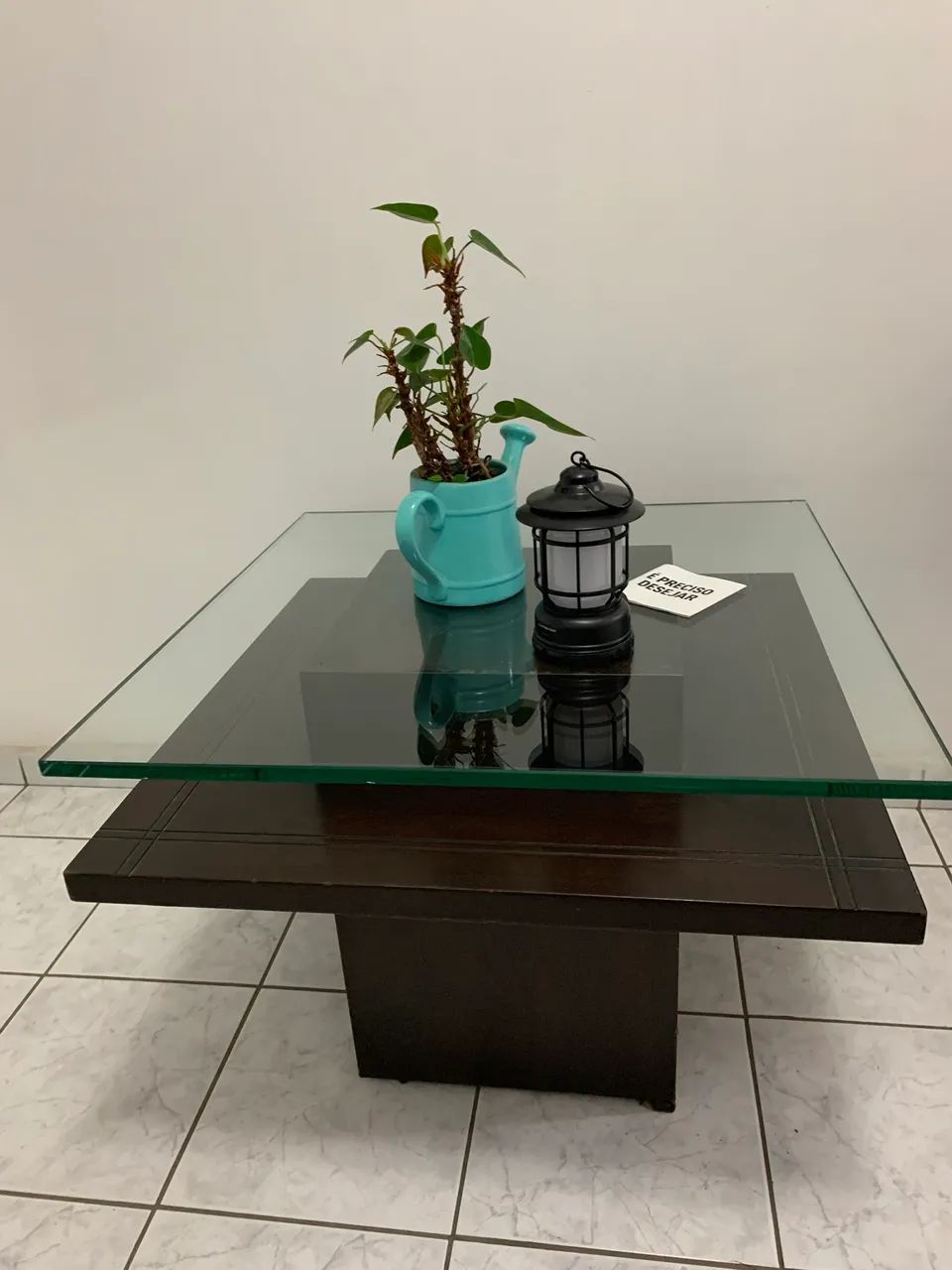 Mesa de centro de madeira e tampo de vidro - Foto 2