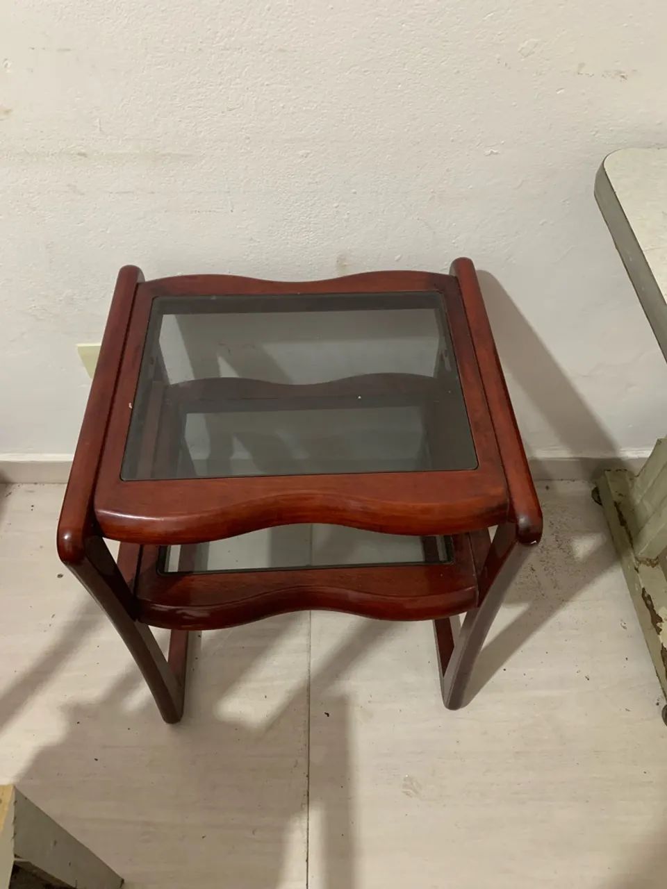 Mesa lateral/de canto de madeira com 2 tampos de vidro - Foto 2