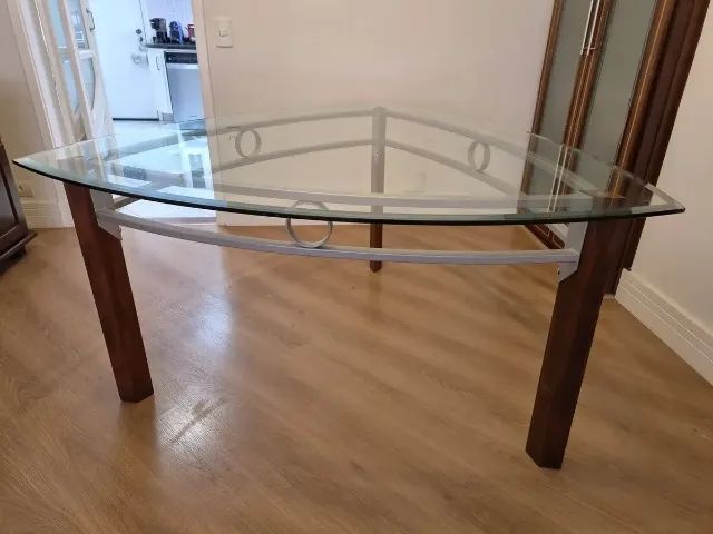 Mesa De Jantar Triangular Tampo De Vidro Pés De Madeira (Usado) - Foto 4