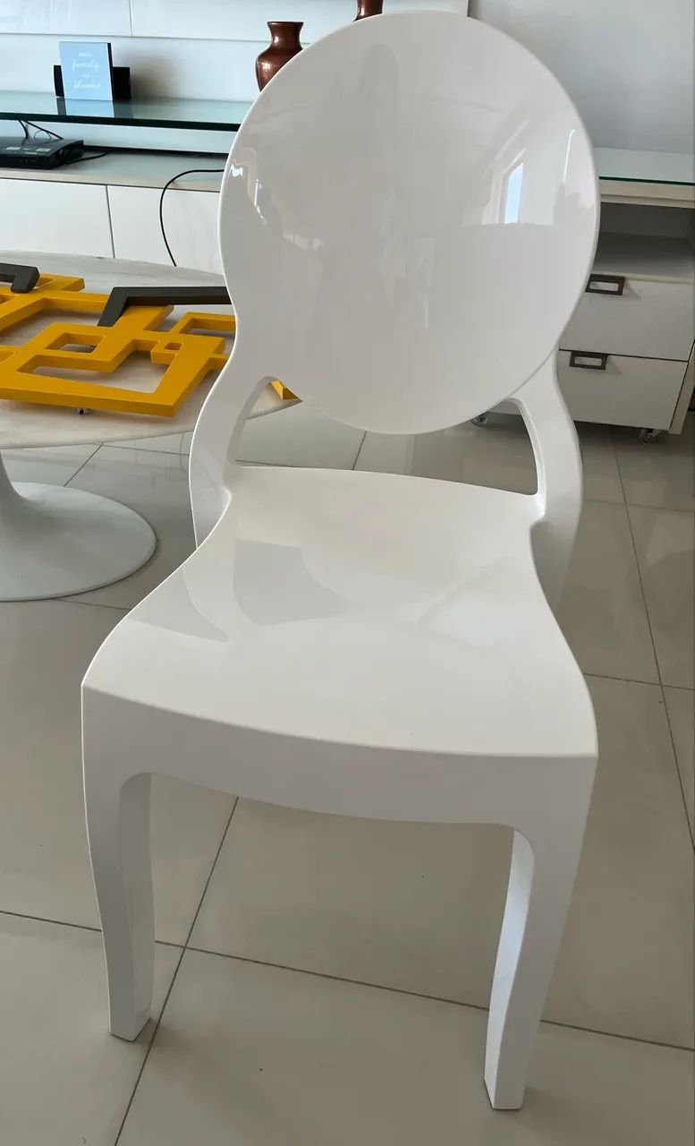 Conjunto com 4 cadeiras em acrílico - cor branca - Foto 2