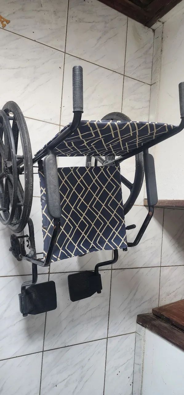 Cadeira de roda pouco usada é reputante pra vender - Foto 2