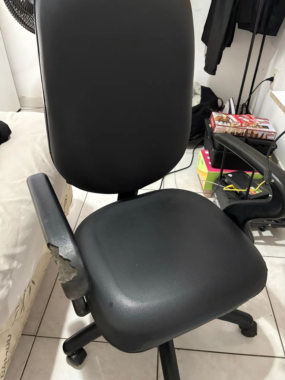 Cadeira de escritório preta  - Foto 2