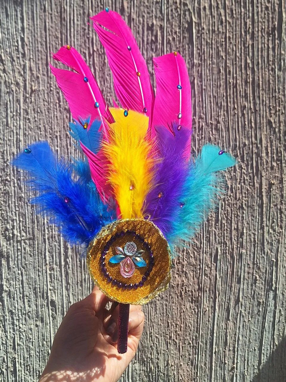 Adereço com pena carnaval 