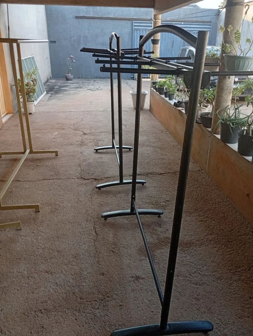 Vendo 4 araras de roupas  - Foto 3
