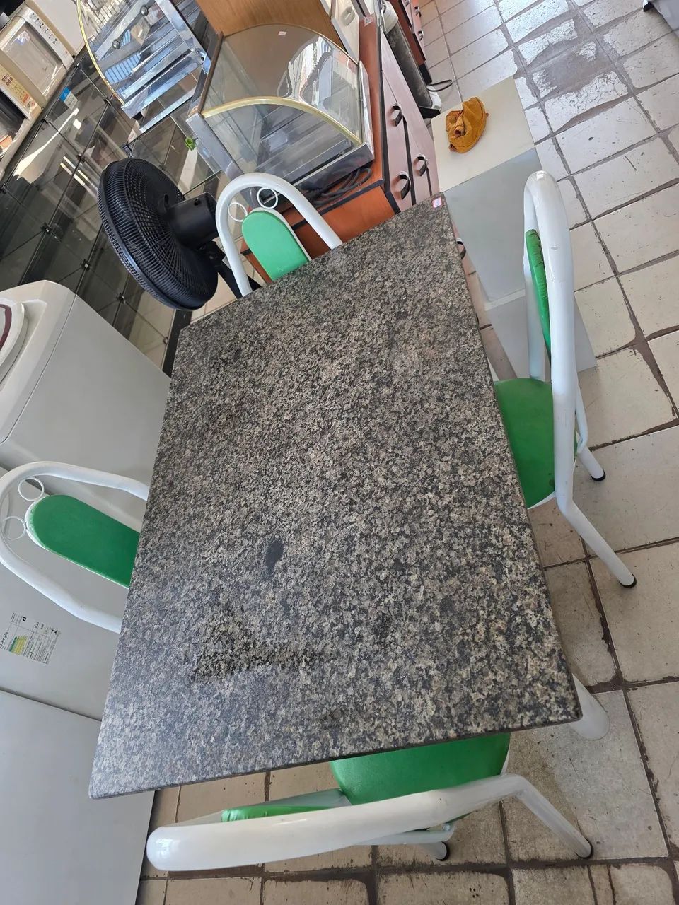 Mesa de marmore com 4 cadeiras usadas - Foto 3