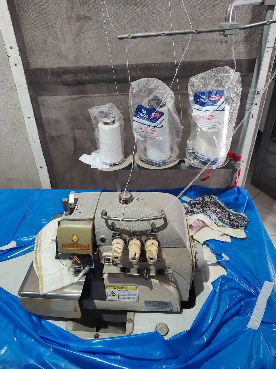 Maquina de costura reta e uma overlok