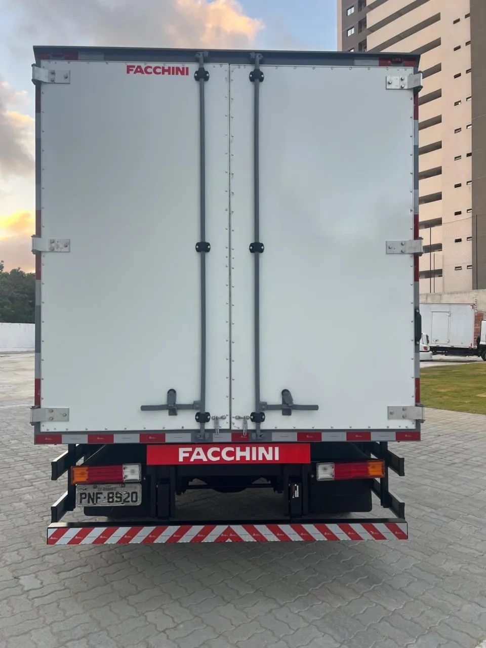 Accelo 815 2015 Baú 5,50m - Foto 2