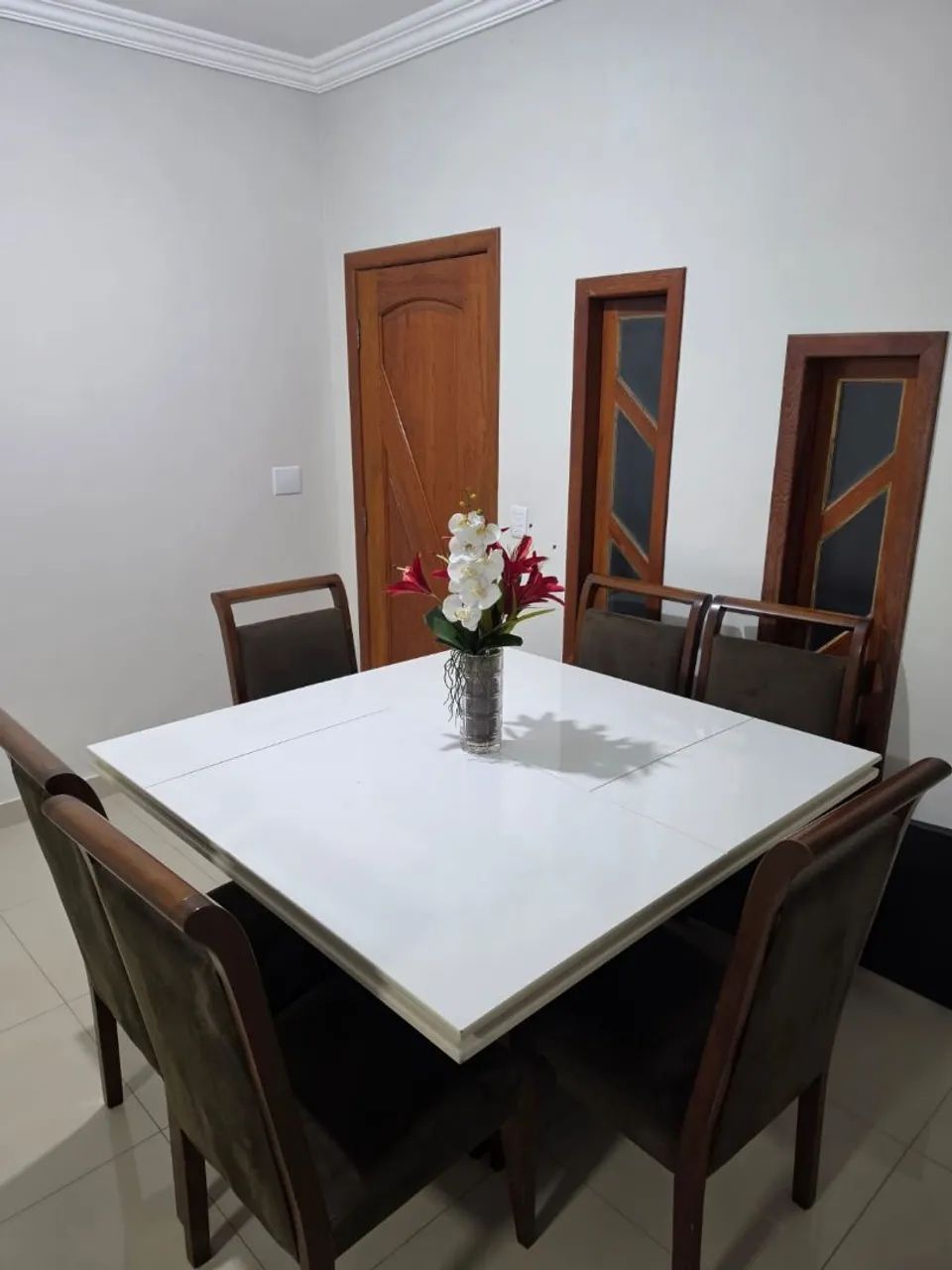 Vendo mesa quadrada com 6 cadeiras  - Foto 2