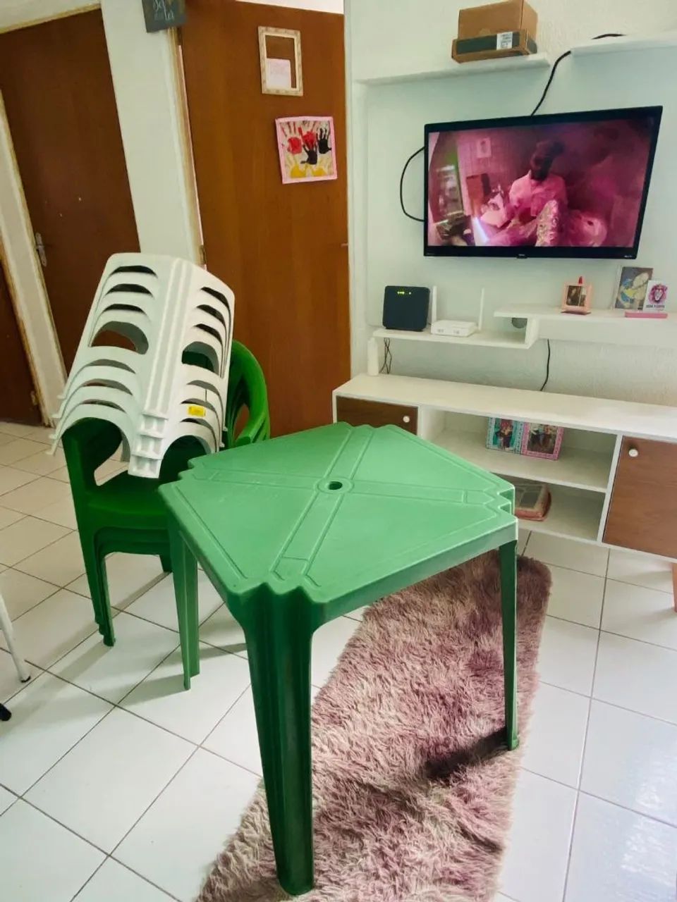 Jogo de mesa com 3 cadeira mais 4 banquetas