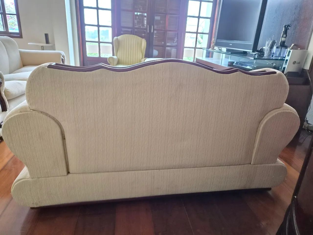CONJUNTO DE SOFÁS CLÁSSICOS COM DETALHES EM MADEIRA MOGNO - 2 E 3 LUGARES - Foto 5