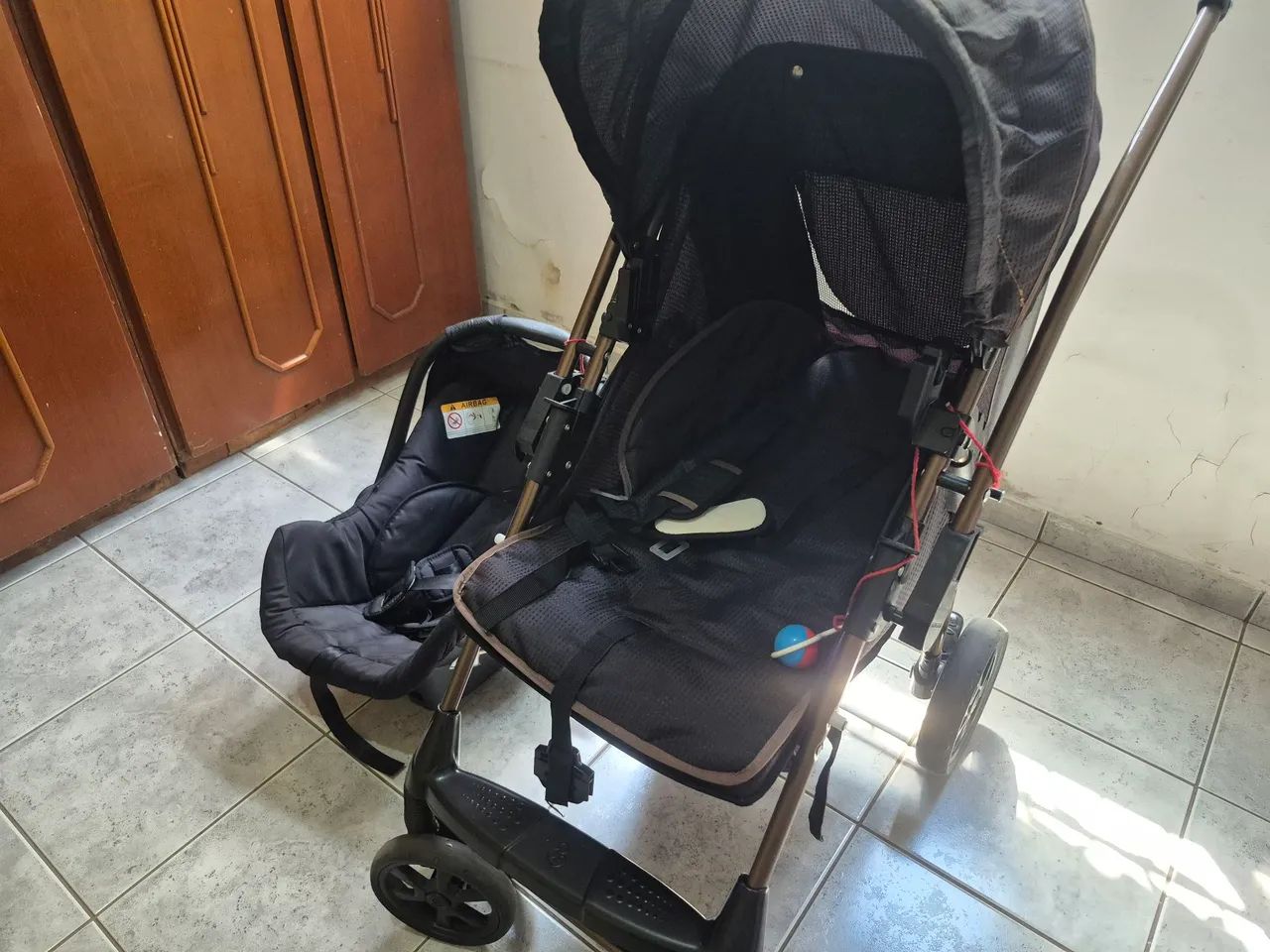 Carinho de bebê e bebê confoto