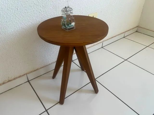Mesa de cabeceira redonda com pés em madeira - Foto 3