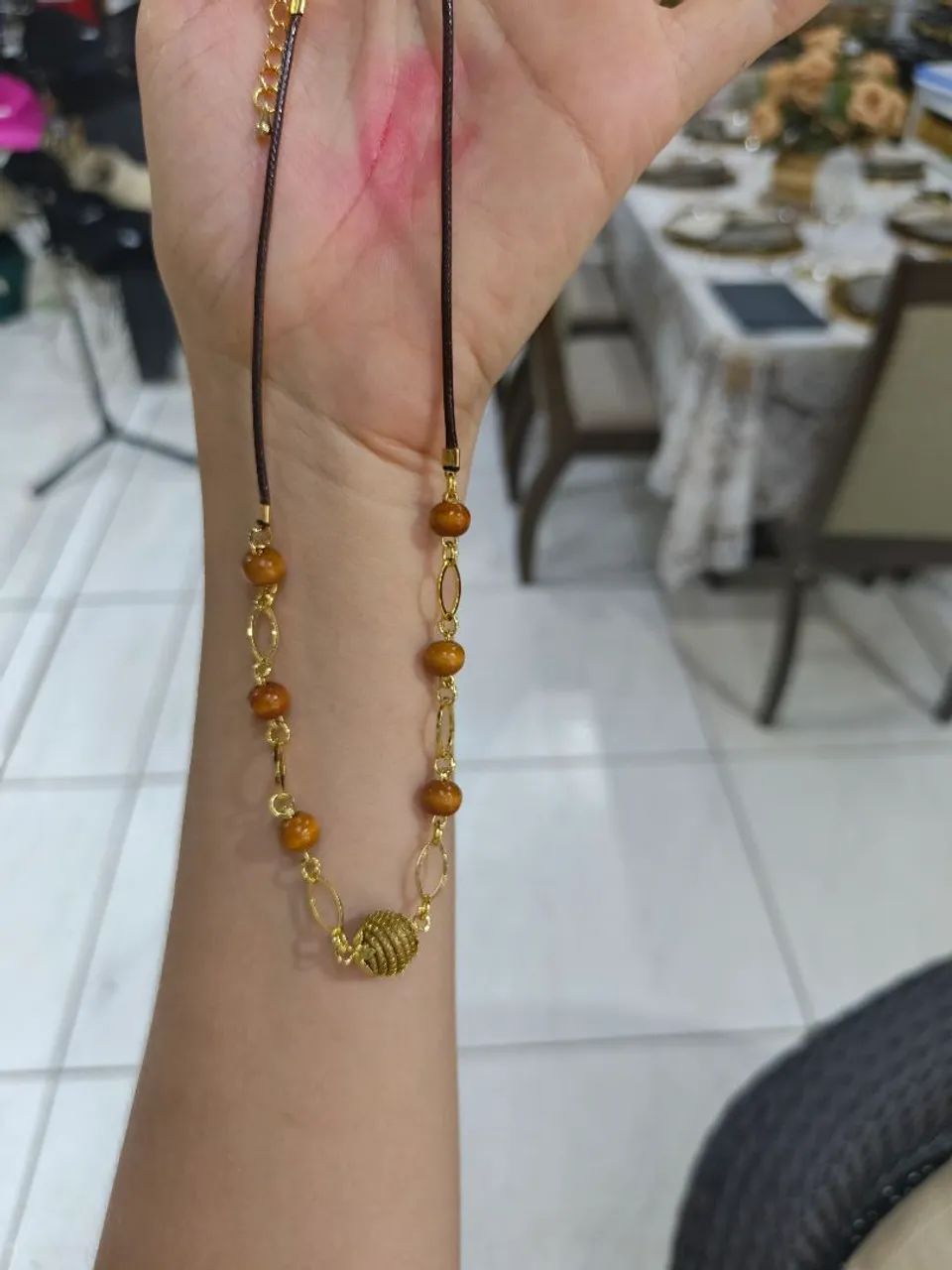Colar com bolinhas marrons e capim dourado  - Foto 4