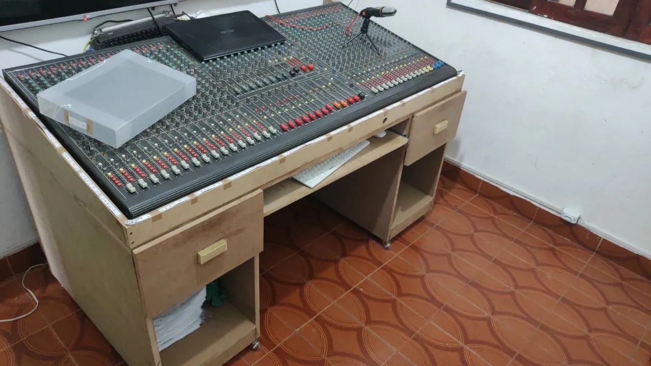 Mesa de Som profissional com 64 Canais 