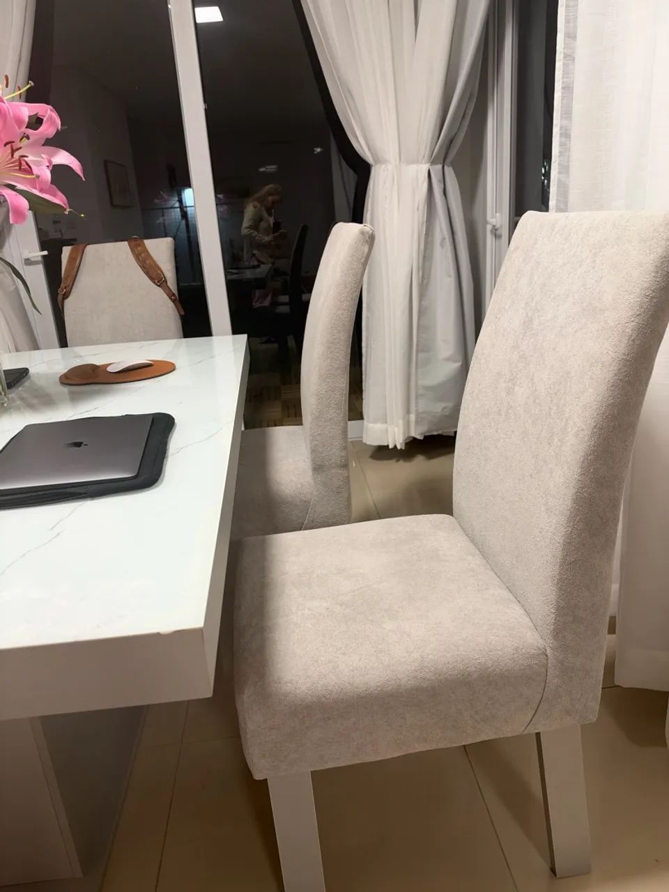 Conjunto de Mesa com 5 Cadeiras estofadas tampo em mármore  - Foto 5