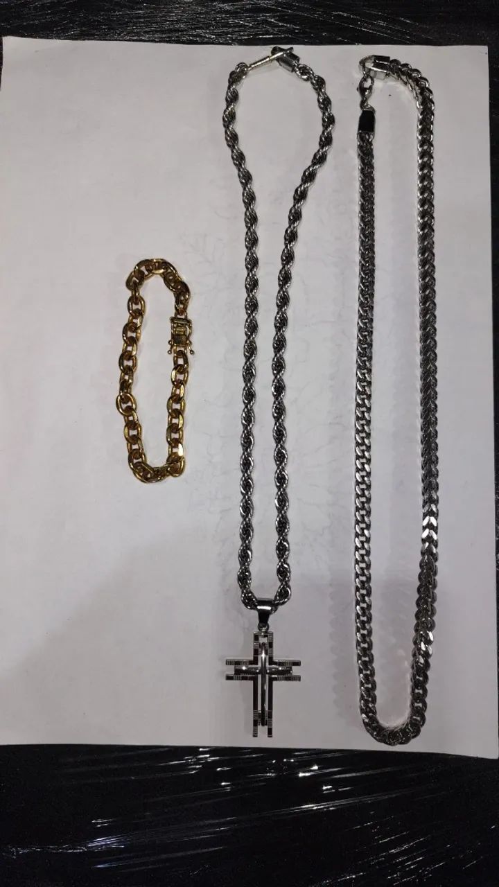 Kit aço ,sendo 2 corrente e uma pulseira dourada + 1 pingente de cruz  - Foto 2