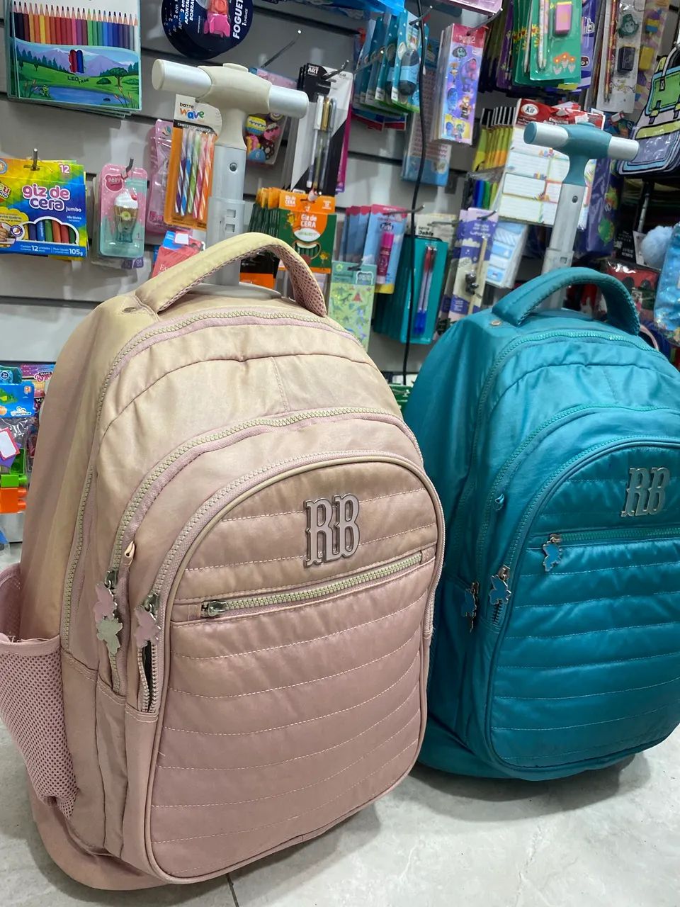  MOCHILA DE RODINHA RB R$150,00 - Foto 4