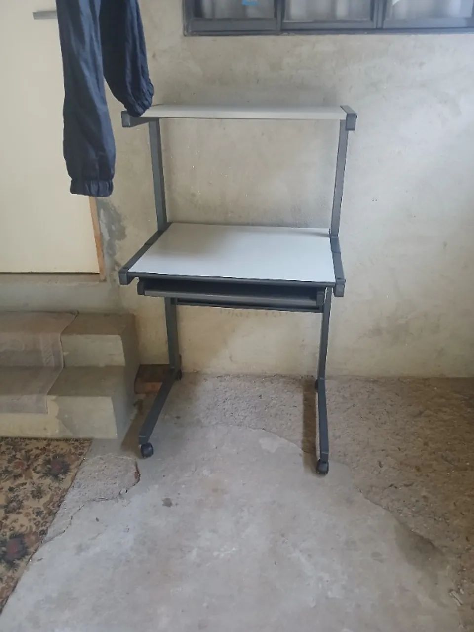 Mesa e cadeira de escritório  industrial