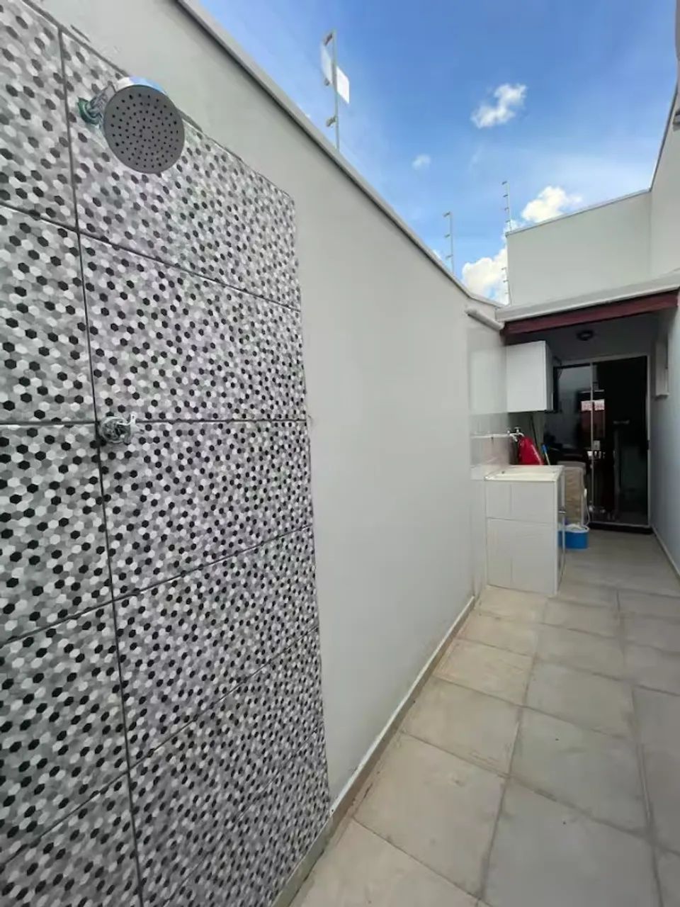 Casa no bairro Parque Real com suíte principal com ar condicionado e um quarto. - Foto 2
