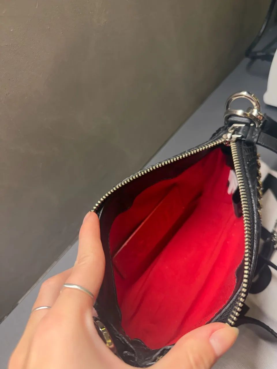 Bolsa tiracolo Emmy Snake preta - Foto 4