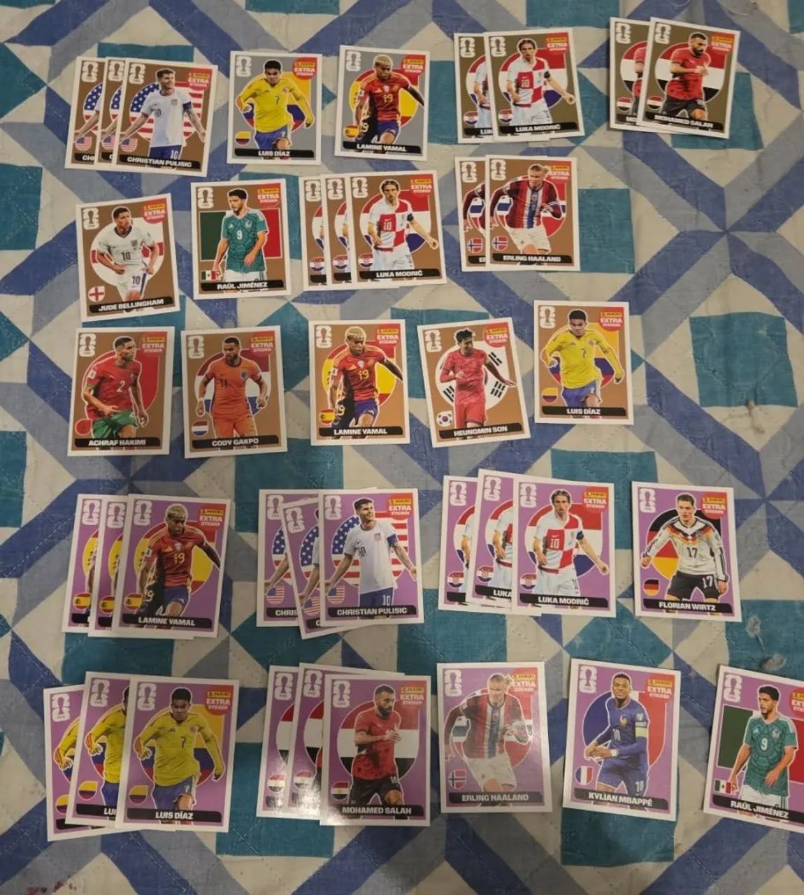 Lote 40 figurinhas Legends