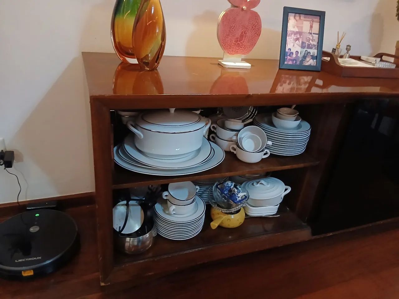 Buffet de madeira com Gavetas e divisórias  - Foto 2