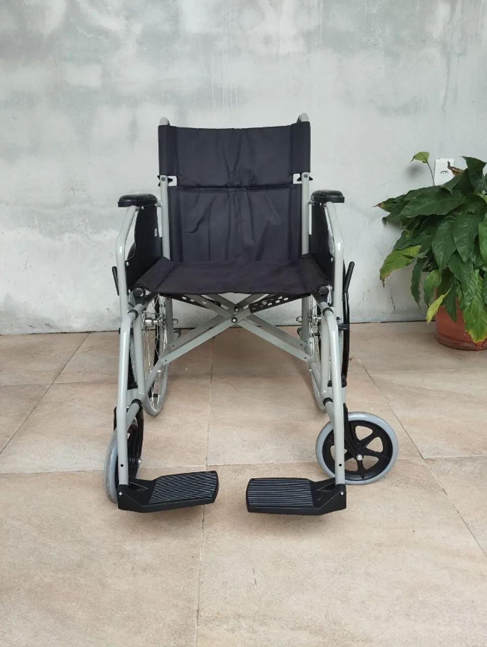 Cadeira de Rodas Dellamed - Dobrável, Reforçada e em Excelente Estado