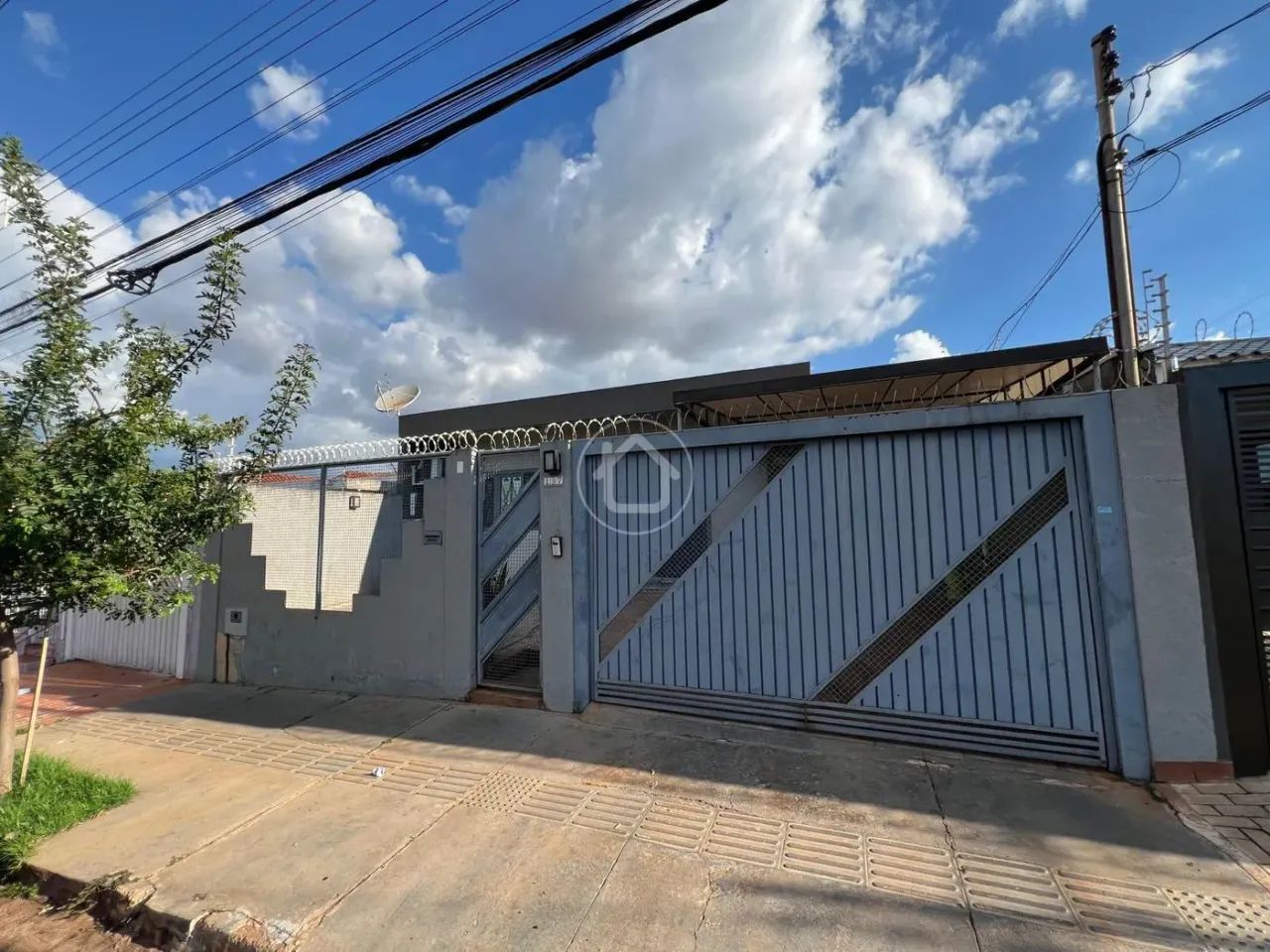 CASA TÉRREA COM PONTO COMERCIAL